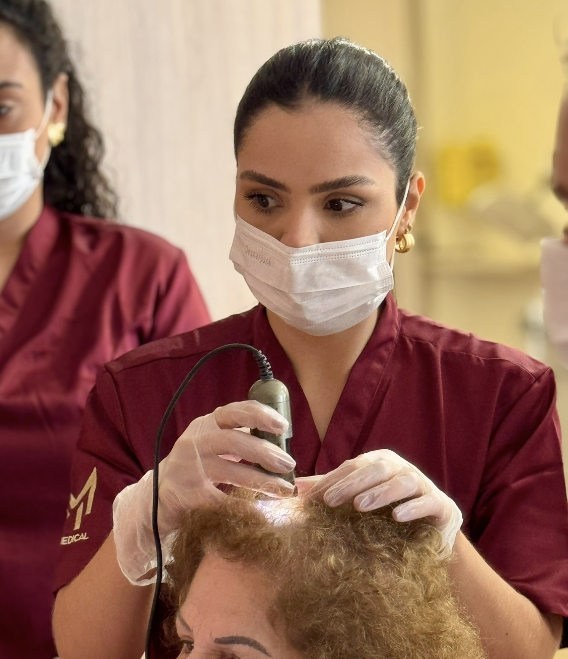 Tricologista realizando avaliação capilar com tricoscópio